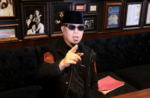 Musisi sekaligus anggota DPR, Ahmad Dhani saat memberikan keterangan kepada wartawan terkait instagram miliknya yang hilang di kawasan Kemang, Jakarta, Selasa, (5/5/2026). Foto: Agus Apriyanto