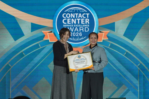 Senior Vice President Layanan Contact Center PT Pegadaian, Rinny Amelia Hadjoh (kanan) saat menerima penghargaan Contact Center Service Excellence Award (CCSEA) 2026 dalam ajang Top CX Brand Award 2026 di Hutan Kota by Plataran, Jakarta, pada Kamis (30/04). Foto: Dok. Pegadaian