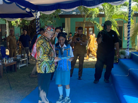 Verona, siswi SMAN 3 Kalabahi, bacakan surat di depan Mendikdasmen Abdul Mu'ti. Foto: Rinjani Meisa/kumparan