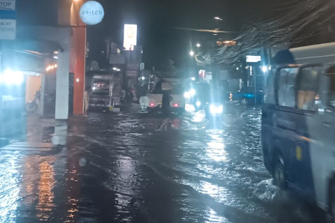 Air menggenangi Jalan Moh. Kahfi, Kelurahan/Kecamatan Jagakarsa, Jakarta Selatan, Selasa (5/5/2026). Foto: kumparan