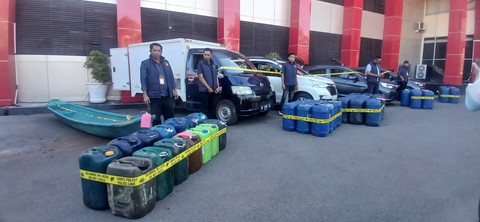 Barang bukti kasus penimbunan BBM bersubsidi di Nusa Tenggara Timur. Foto: kumparan