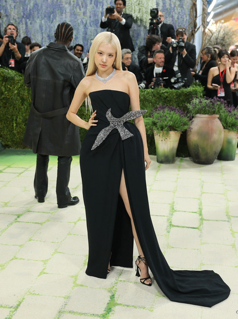 Rosé menghadiri Met Gala 2026 di Metropolitan Museum of Art, New York, Amerika Serikat, Senin (4/5/2026). Foto: Daniel Cole/REUTERS 