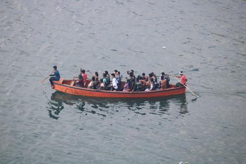 Ilustrasi Kapal Migran/Pengungsi di laut. Sumber Foto: Unsplash