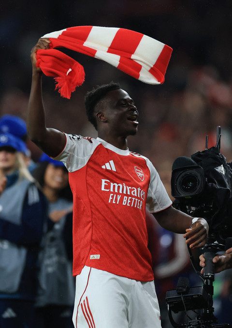 Selebrasi Bukayo Saka usai Arsenal mengalahkan Atletico Madrid dalam leg 2 semifinal Liga Champions 2025/26 di Stadion Emirates, Rabu (6/5) dini hari WIB. Foto: Action Images via Reuters/Paul Childs