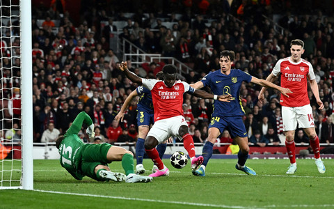 Detik-detik Bukayo Saka cetak gol saat Arsenal vs Atletico Madrid dalam leg 2 semifinal Liga Champions 2025/26 di Stadion Emirates, Rabu (6/5) dini hari WIB. Foto: REUTERS/Dylan Martinez