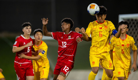 Mat Baker & Peres Akwila Tjoe saat Timnas U-17 Indonesia vs China dalam laga pertama Grup B Piala Asia U-17 2026 di King Abdullah Sports City Training Stadium, Jeddah, Arab Saudi, pada Selasa (5/5) malam WIB. Foto: AFC