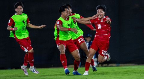 Keanu Sanjaya (kanan) saat Timnas U-17 Indonesia vs China dalam laga pertama Grup B Piala Asia U-17 2026 di King Abdullah Sports City Training Stadium, Jeddah, Arab Saudi, pada Selasa (5/5) malam WIB. Foto: AFC