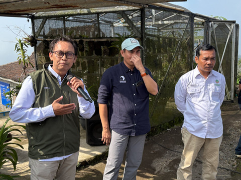 Penyuluh Kehutanan Taman Nasional Gunung Merapi, Reka Permana (kanan), Stakeholder Relations Manager AQUA, Rama Zakaria (tengah) dalam acara media trip kampanye Adem AQUA di Desa Gumuk, Boyolali, Jawa Tengah pada Selasa (5/6/2026). Foto: Gitario Vista Inasis/kumparan
