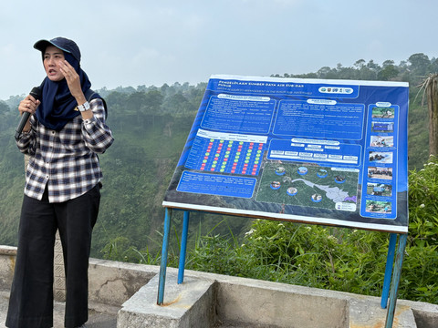Pengendali Dampak Lingkungan BP DAS Solo, Arina Miardini saat menjelaskan Peta DAS (Daerah Aliran Sungai) Bengawan Solo dalam Gambaran Umum Sub DAS Pusur dan sekitarnya. Foto: Gitario Vista Inasis/kumparan