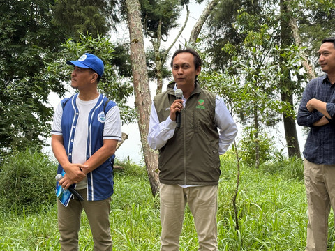 Penyuluh Kehutanan Taman Nasional Gunung Merapi, Reka Permana, saat memberikan pemaparan di Taman Nasional Gunung Merapi (TNGM) di Boyolali, Jawa Tengah pada Selasa (5/5/2026). Foto: Gitario Vista Inasis/kumparan