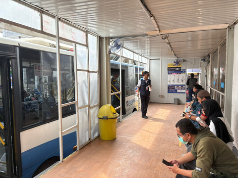 Potret Halte Transjakarta Temporer 1 Manggarai di Jalan Sultan Agung, Jakarta Selatan saat beroperasi pada Rabu (6/5/2026). Foto: Ryan Iqbal/kumparan