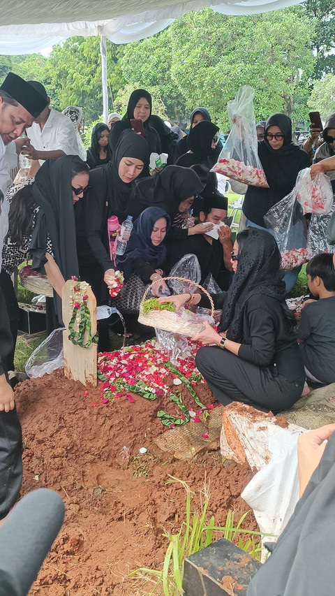 Pemakaman Ayah Bunga Zainal, TPU Tanah Kusir, Rabu (6/5/2026). Foto: Giovanni/kumparan