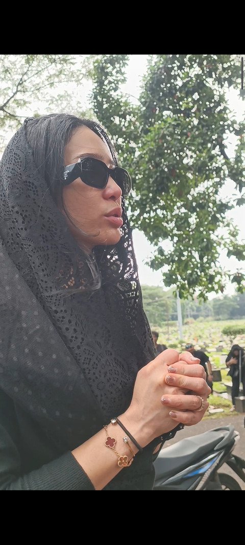 Pemakaman Ayah Bunga Zainal, TPU Tanah Kusir, Rabu (6/5/2026). Foto: Giovanni/kumparan