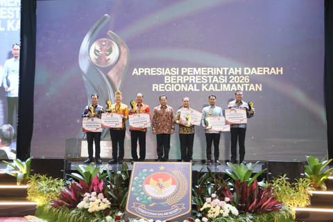 Mendagri Tito Karnavian dalam acara Malam Anugerah Apresiasi Pemerintah Daerah Berprestasi Tahun 2026 Regional Kalimantan yang digelar di Balikpapan, Kalimantan Timur, Selasa (5/5/2026). Foto: Kemendagri RI