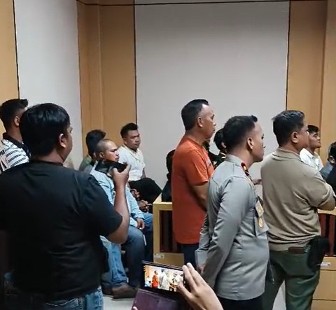 Sidang kasus pembunuhan satu keluarga di Pengadilan Negeri Indramayu ricuh. Rabu (6/5/2026). Foto: kumparan