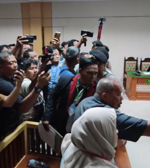 Sidang kasus pembunuhan satu keluarga di Pengadilan Negeri Indramayu ricuh. Rabu (6/5/2026). Foto: kumparan