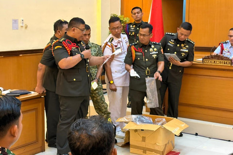 Sejumlah barang bukti dihadirkan dalam persidangan dugaan penyiraman air keras terhadap Wakil Koordinator Andrie Yunus di Pengadilan Militer II-08 Jakarta Timur, Rabu (6/5/2026). Foto: Nauval Pratama/kumparan