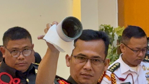 Sejumlah barang bukti dihadirkan dalam persidangan dugaan penyiraman air keras terhadap Wakil Koordinator Andrie Yunus di Pengadilan Militer II-08 Jakarta Timur, Rabu (6/5/2026). Foto: Nauval Pratama/kumparan
