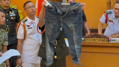 Sejumlah barang bukti dihadirkan dalam persidangan dugaan penyiraman air keras terhadap Wakil Koordinator Andrie Yunus di Pengadilan Militer II-08 Jakarta Timur, Rabu (6/5/2026). Foto: Nauval Pratama/kumparan