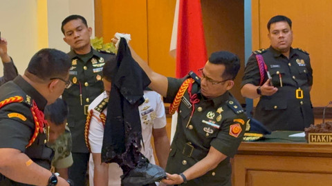 Sejumlah barang bukti dihadirkan dalam persidangan dugaan penyiraman air keras terhadap Wakil Koordinator Andrie Yunus di Pengadilan Militer II-08 Jakarta Timur, Rabu (6/5/2026). Foto: Nauval Pratama/kumparan
