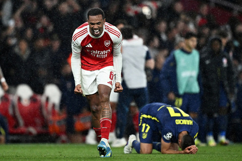 Pemain Arsenal Gabriel Magalhaes merayakan kemenangan usai mengalahkan Atletico Madrid pada pertandingan leg kedua semifinal Liga Champions di Emirates Stadium, London, Selasa (5/5/2026). Foto: Dylan Martinez/REUTERS