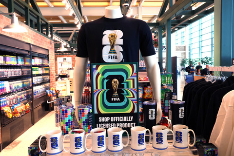Merchandise Piala Dunia dipajang di Bandara Kansas City menjelang Piala Dunia 2026 di Kansas City, Kansas, Amerika Serikat (5/5/2026). Foto: Jamie Squire/Getty Images/AFP