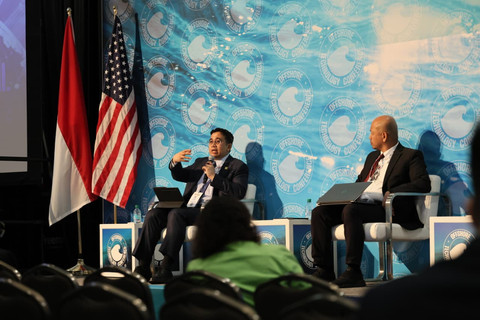 Wakil Direktur Utama Pertamina, Oki Muraza (kiri) saat menjadi pembicara di forum &ldquo;Indonesia Untapped and Frontier Resources: Scale, Strategy and Partnership&rdquo; dalam rangkaian forum OTC Houston, Texas, Amerika Serikat pada Selasa (5/6). Foto: Dok. Pertamina