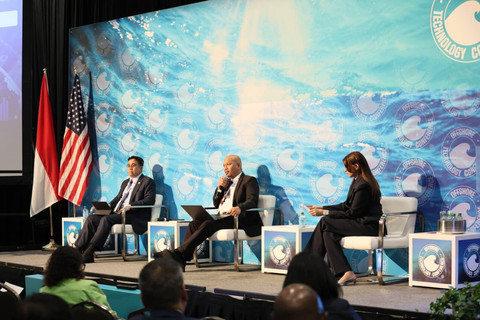 Senior Manager-Oilfield Development SKK Migas, Wilson Pariangan (tengah) saat menjadi pembicara di forum &ldquo;Indonesia Untapped and Frontier Resources: Scale, Strategy and Partnership&rdquo; dalam rangkaian forum OTC Houston, Texas, Amerika Serikat pada Selasa (5/6). Foto: Dok. Pertamina