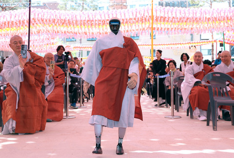 Gabi, robot humanoid dalam upacara penahbisan sebagai bagian dari perayaan ulang tahun Buddha yang akan datang di Kuil Jogye di Seoul, Korea Selatan, Rabu (6/5/2026). Foto: Yonhap via AFP