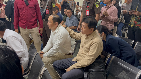 Kakak beradik pemilik PT Sritex Iwan Setiawan Lukminto dan Iwan Kurniawan Lukminto usai sidang vonis di Pengadilan Tipikor Semarang. Foto: Intan Alliva/kumparan