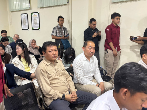 Kakak beradik pemilik PT Sritex Iwan Setiawan Lukminto dan Iwan Kurniawan Lukminto usai sidang vonis di Pengadilan Tipikor Semarang, Rabu (6/5). Foto: Intan Alliva/kumparan