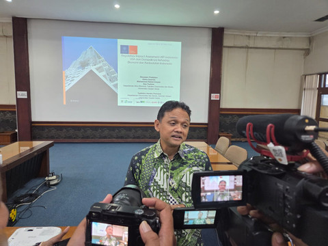 Dosen Fakultas Ekonomika dan Bisnis Universitas Gadjah Mada (FEB UGM), Rimawan Pradiptyo, dalam Forum Wartawan Unit DPRD DIY di Ruang Badan Anggaran DPRD DIY, Selasa (5/5). Foto: Dok. Istimewa