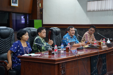 Ketua Komisi A DPRD DIY, Eko Suwanto (dua dari kanan), dalam Forum Wartawan Unit DPRD DIY di Ruang Badan Anggaran DPRD DIY, Selasa (5/5). Foto: Dok. Istimewa