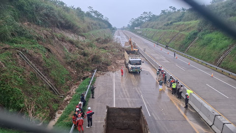 Penanganan material longsor di Jalan Tol Bogor-Ciawi-Sukabumi (Bocimi) KM 72, tepatnya di Desa Cibunarjaya, Kecamatan Ciambar, Kabupaten Sukabumi, Jawa Barat, Rabu (6/5/2026). Dok. kumparan
