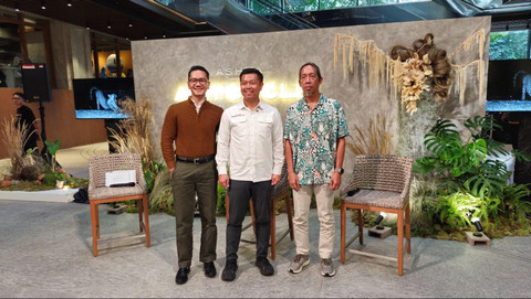 Program Director BLDF, Jemmy Chayadi, dan Direktur Yayasan SINTAS Indonesia, Hariyo T. Wibisono, pada acara bincang &ldquo;Melindungi Sang Predator Puncak: Sinergi Pelestarian Macan Tutul Jawa&rdquo; di Ashta District 8, Kamis (30/4). Foto: kumparan