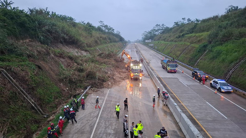 Proses evakuasi material longsor yang menimbun ruas jalan Tol Bocimi KM 72+000 B, tepatnya di Desa Cibunarjaya, Kecamatan Ciambar, Kabupaten Sukabumi, masih terus dilakukan hingga Rabu (6/5/2026) malam. Foto: Dok. kumparan