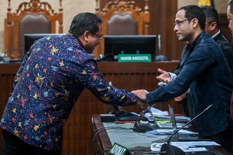 Ketua BPK periode 2019-2022 Agung Firman Sampurna (kiri) berjabat tangan dengan terdakwa kasus dugaan korupsi Chromebook Nadiem Makarim (kanan) usai memberikan kesaksian dalam sidang kasus dugaan korupsi Chromebook di Pengadilan Tipikor, Rabu (6/5). Foto: Rivan Awal Lingga/ANTARA FOTO