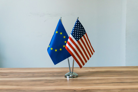 Ilustrasi bendera Uni Eropa dan bendera Amerika. Foto: Unsplash