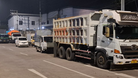 Kendaraan menunggu di Gerbang Tol Parungkuda. Foto: kumparan
