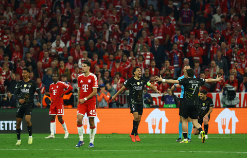 Selebrasi pemain Paris Saint-Germain (PSG) usai kalahkan Bayern Muenchen dalam semifinal leg 2 Liga Champions 2025/26 di Allianz Arena, Kamis (7/5) dini hari WIB. Foto: REUTERS/Kai Pfaffenbach