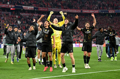 Selebrasi pemain Paris Saint-Germain (PSG) usai kalahkan Bayern Muenchen dalam semifinal leg 2 Liga Champions 2025/26 di Allianz Arena, Kamis (7/5) dini hari WIB. Foto: REUTERS/Angelika Warmuth