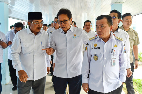 Menkes Budi Gunadi Sadikin (tengah) didampingi Gubernur Jambi Al Haris (kanan) berbincang dengan Bupati Tanjung Jabung Barat Anwar Sadat (kiri) saat mengunjungi RSUD K.H. Daud Arif, Tungkal Ilir, Tanjung Jabung Barat, Jambi, Rabu (6/5/2026). Foto: Wahdi Septiawan/ANTARA FOTO