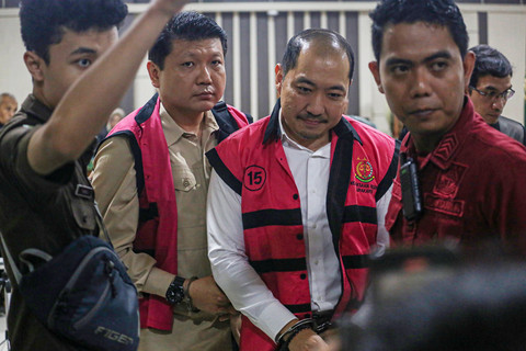 Terdakwa kasus dugaan tipikor pemberian kredit PT Sritex Iwan Setiawan Lukminto (kedua kiri) dan Iwan Kurniawan Lukminto (kedua kanan) berjalan usai mengikuti sidang putusan di Pengadilan Tipikor Kota Semarang, Jawa Tengah, Rabu (6/5/2026). Foto: Makna Zaezar/ANTARA FOTO