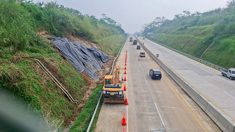 Pembersihan material longsor selesai, Tol Bocimi bisa dilalui kendaraan. Foto: Dok. kumparan