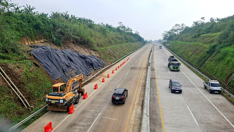 Pembersihan material longsor selesai, Tol Bocimi bisa dilalui kendaraan. Foto: Dok. kumparan