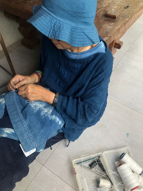 Menjelujur di atas tas natural dye. Foto: Dokumentasi pribadi