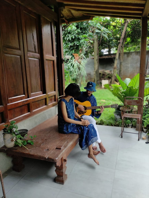 Foto sore santai mengenakan kain. Foto: Dokumentasi pribadi