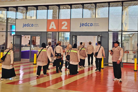 Petugas bersiap menyambut jemaah haji gelombang II di Bandara Jeddah, Arab Saudi. Foto: Dok. MCH 2026