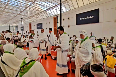 Suasana saat jemaah haji gelombang II tiba di Bandara Jeddah, Arab Saudi. Foto: Dok. MCH 2026