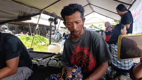 Hambali, saat menunggu identifikasi korban kecelakaan ALS di RS Bhayangkara Palembang. Foto: Dok. kumparan